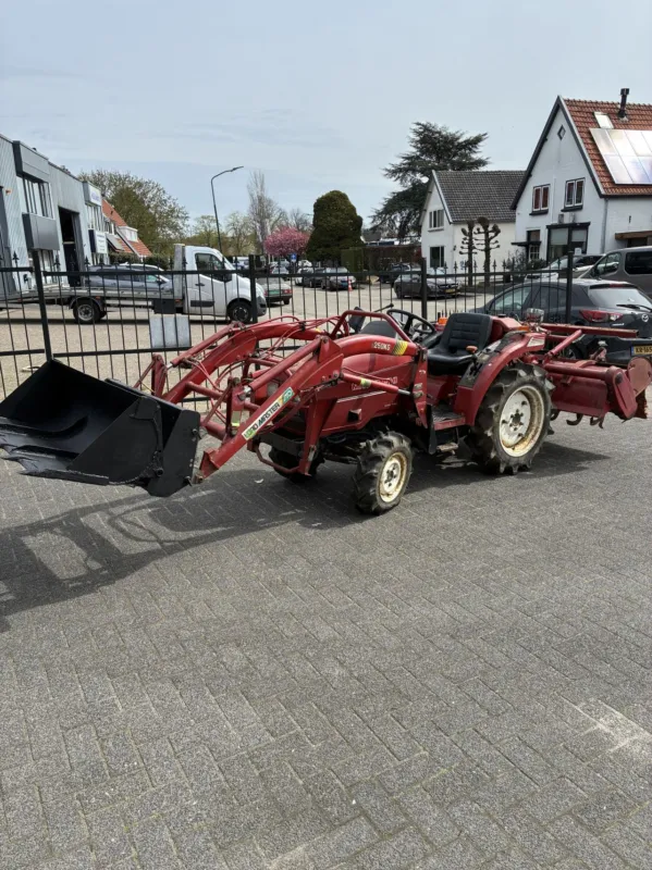 Mitsubishi mt165 met voorlader Beperkte Voorraad